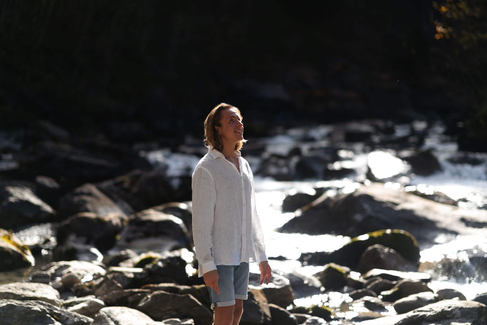 Philipp Richter am Fluss im Gegenlicht